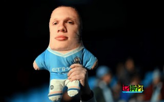 曼城vs利物浦 現場發現特制哈蘭德玩偶