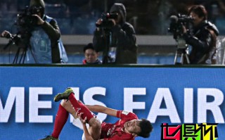 2015世俱杯：慘!鄒正被阿爾維斯撞重傷離場 腳踝扭曲變形