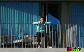C羅隔離后首次露面，并在陽臺上豎起大拇指表示自己很好