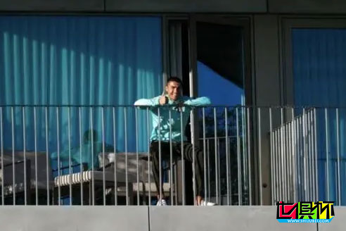 C羅隔離后首次露面,并在陽臺上豎起大拇指表示自己很好-第1張圖片-世俱杯 C羅隔離后首次露面,并在陽臺上豎起大拇指表示自己很好-第1張圖片-世俱杯