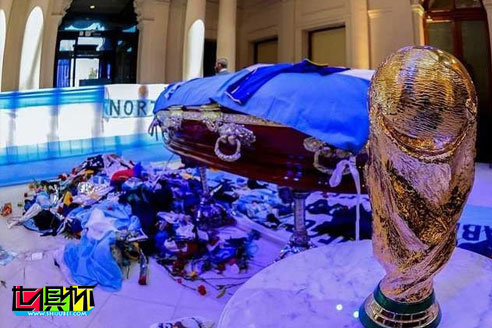 球王馬拉多納今日下葬數(shù)萬人送別，最后伴侶送別卻被前妻拒之門外-第2張圖片-世俱杯